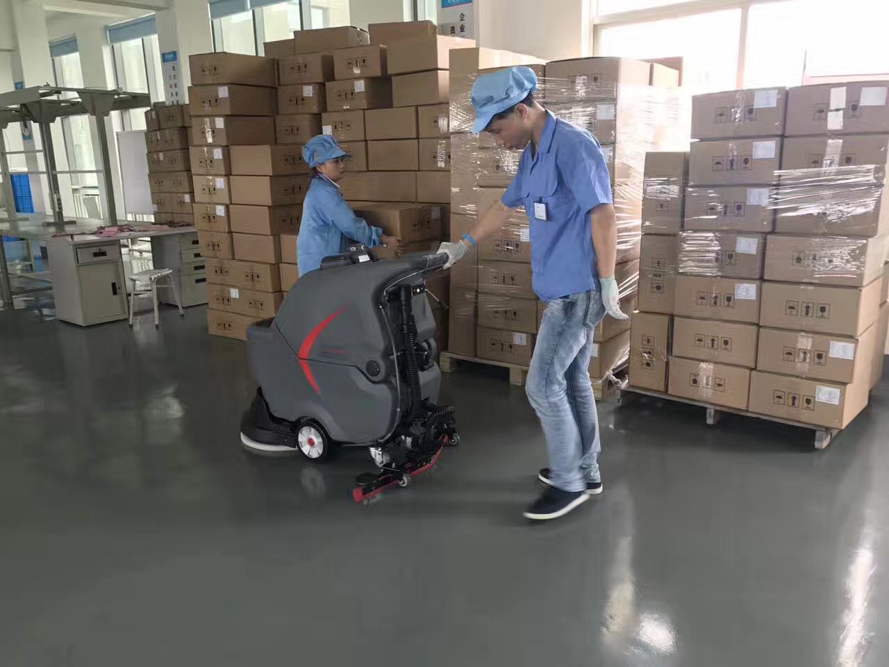 怎么購(gòu)買選擇一臺(tái)好的手推式洗地機(jī)