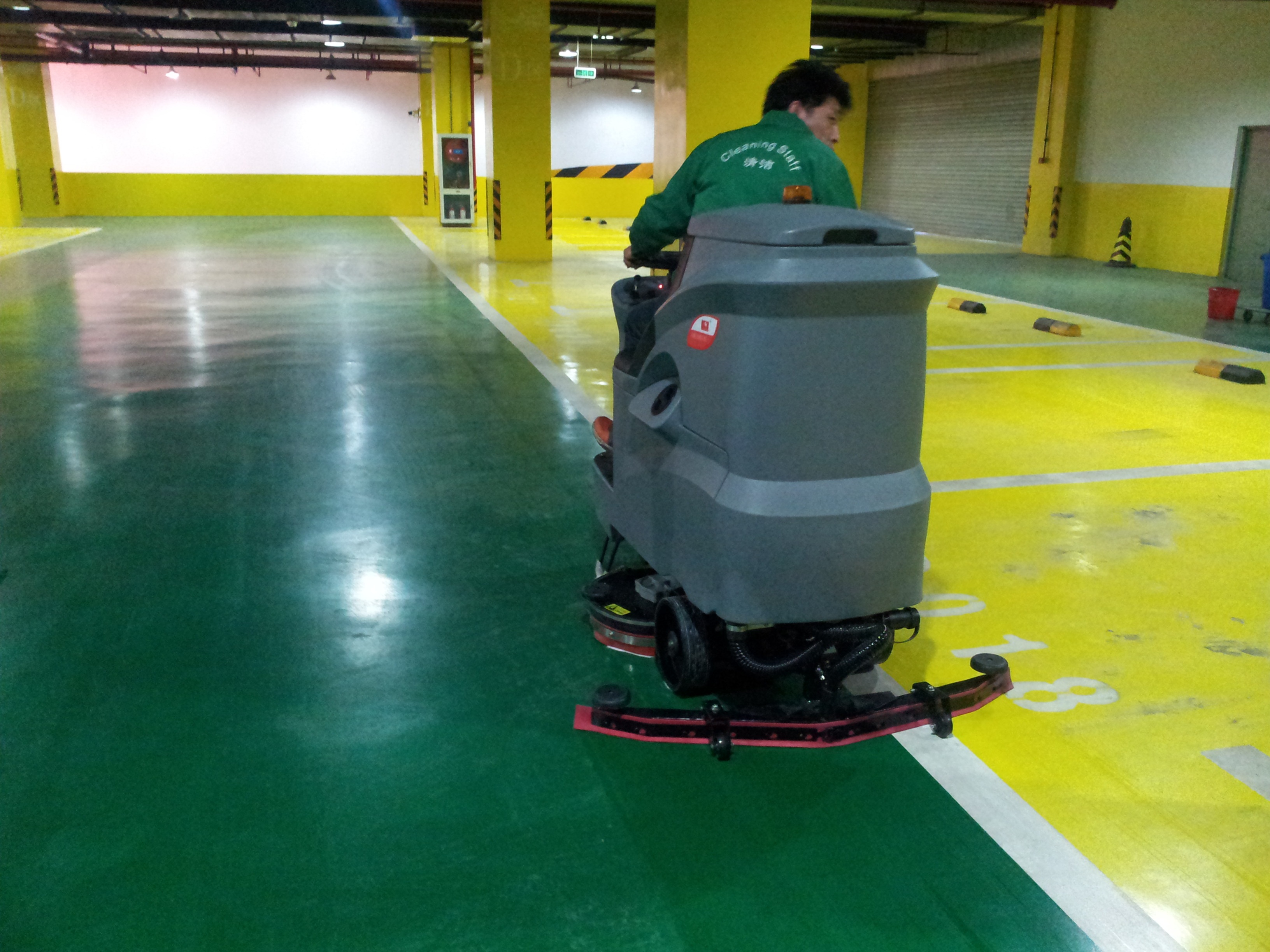 駕駛式洗地車有哪些優(yōu)勢(shì)？