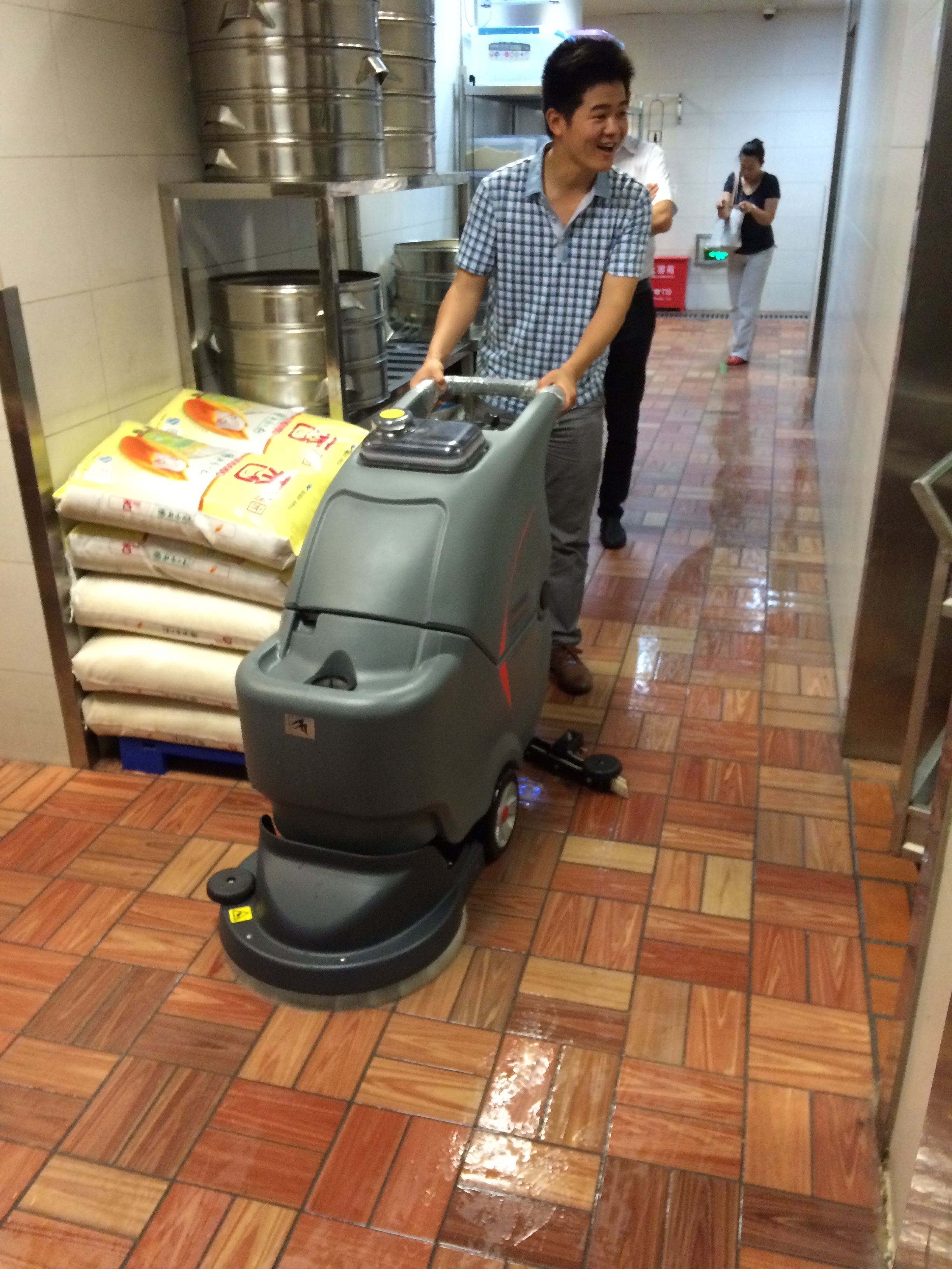 洗地機(jī)廠家應(yīng)提供合理報(bào)價(jià)，讓洗地機(jī)市場價(jià)格均衡