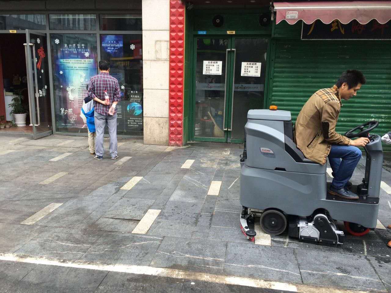 駕駛式洗地機的電瓶多長時間更換一次，大約多少錢？