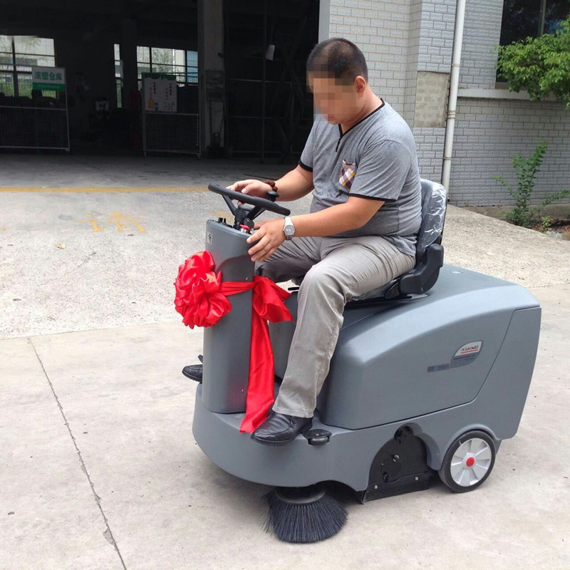 戶外機械化掃地，駕駛式掃地機更具人性化