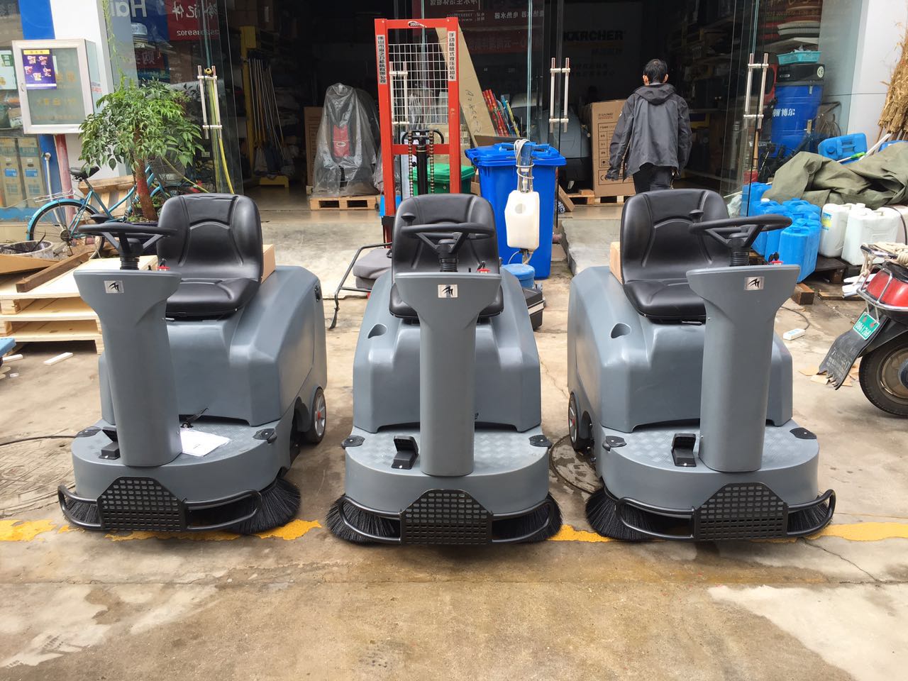 高美掃地機清掃工廠車間地面上的面粉、木屑干凈的簡直沒話說