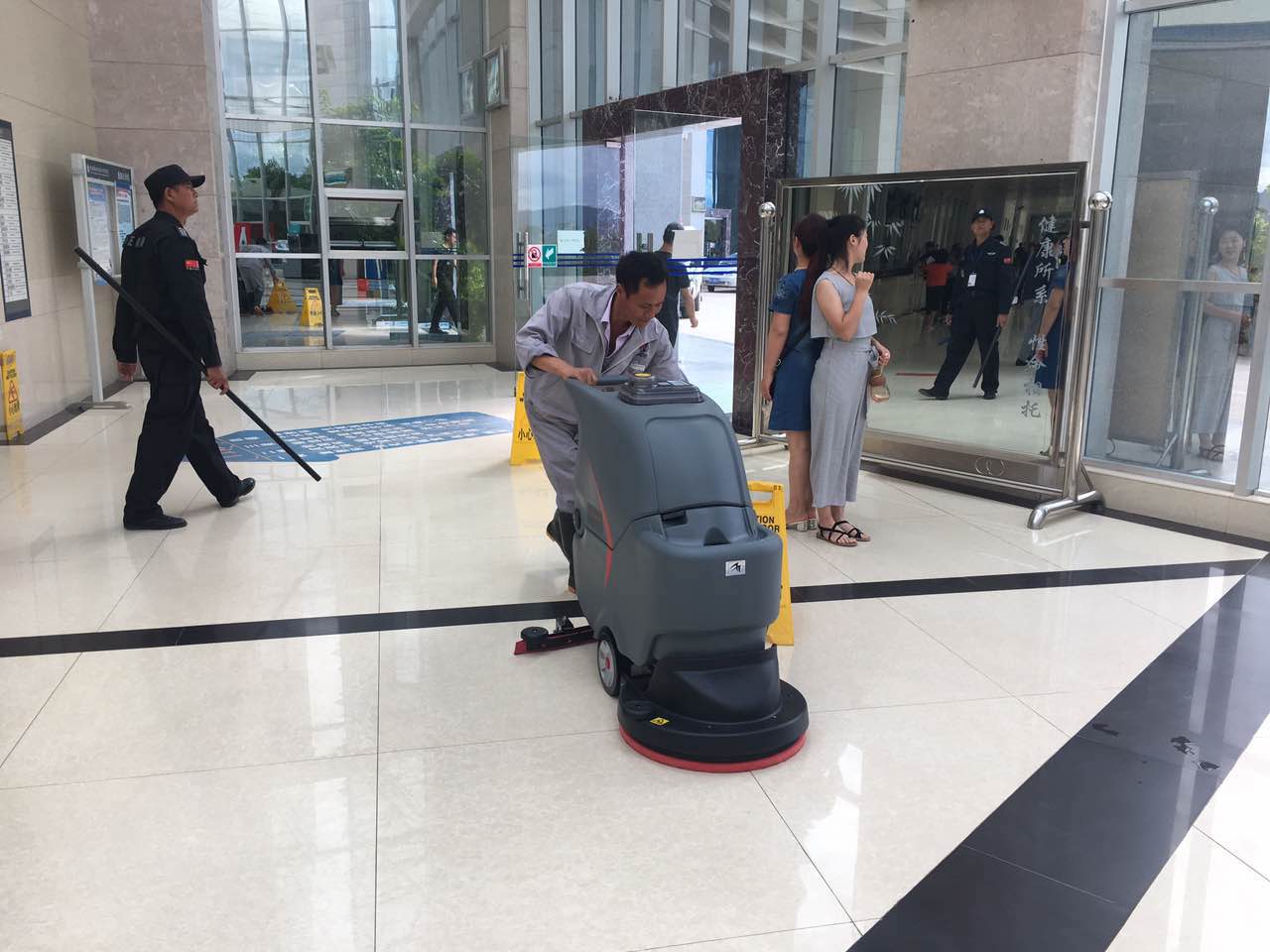 地鐵車(chē)站清潔可以用自動(dòng)洗地機(jī)嗎？