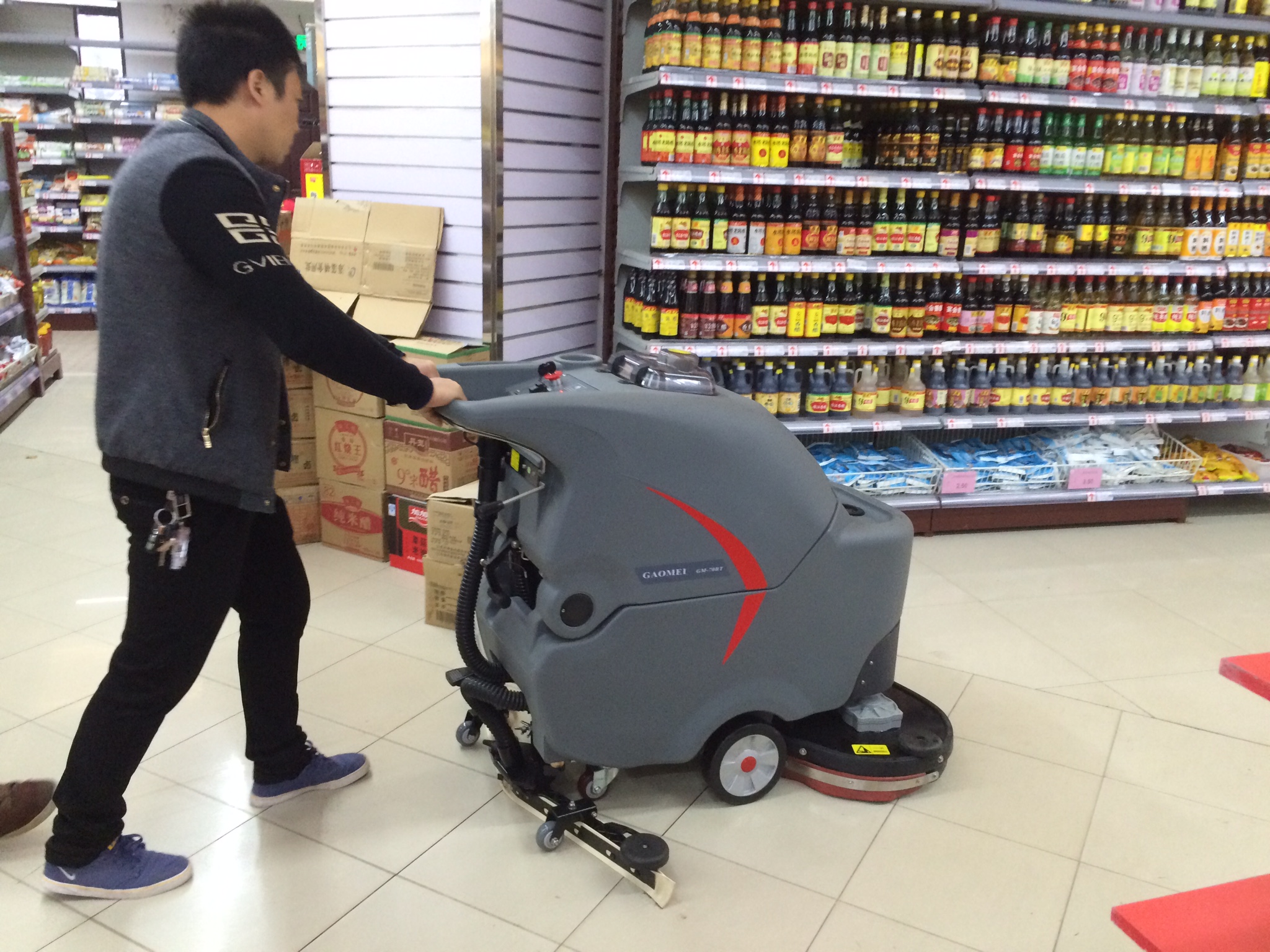 酒店，商場，超市該如何選擇手推式洗地機？