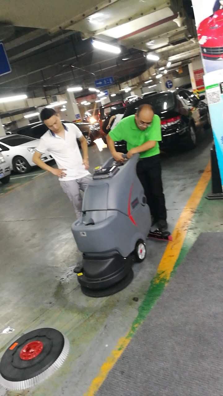工廠車間環(huán)氧地面不好清洗怎么辦？洗地機是個好幫手