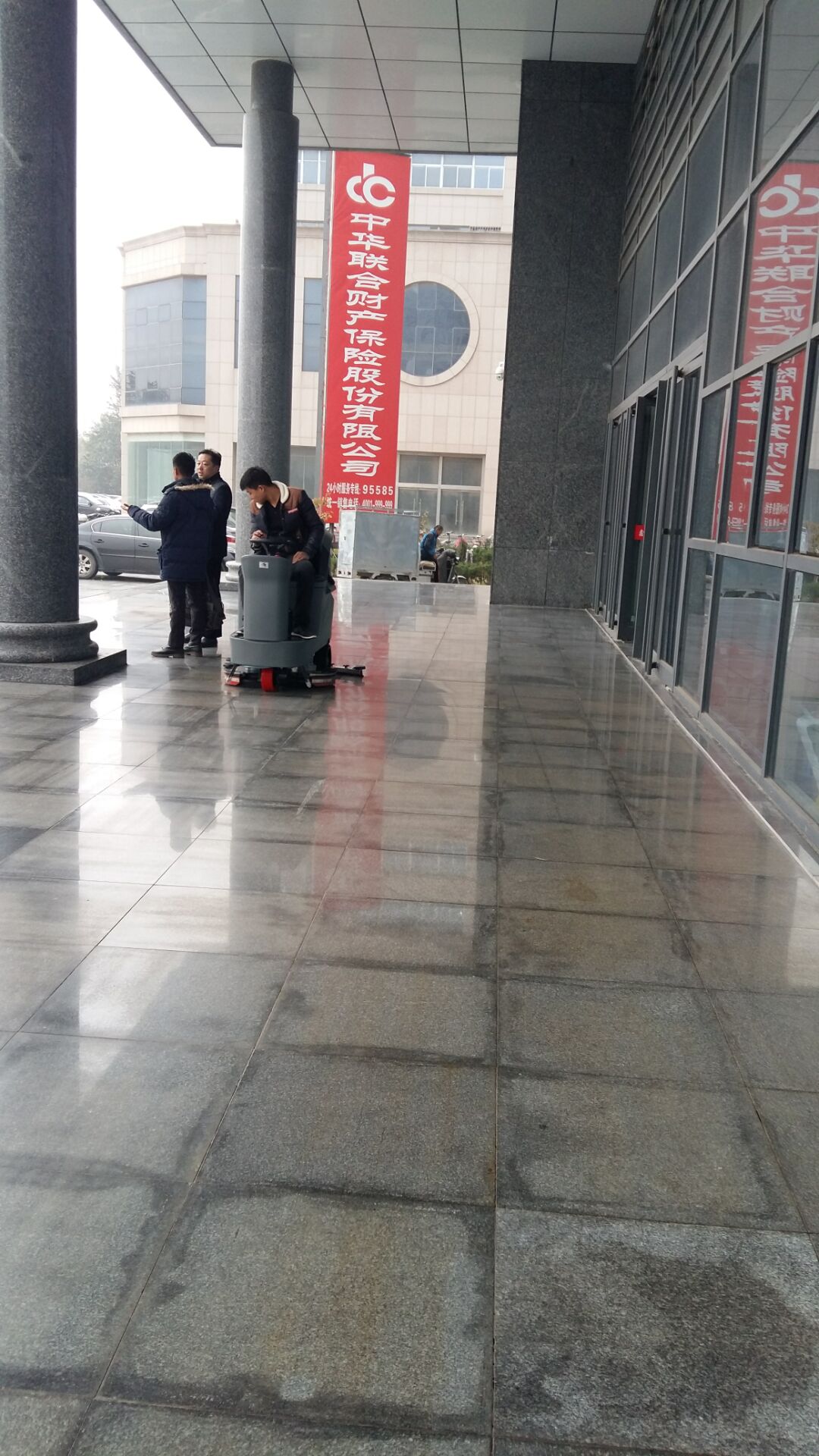 駕駛式洗地機(jī)充滿電能用多長時間？真的沒那么簡單