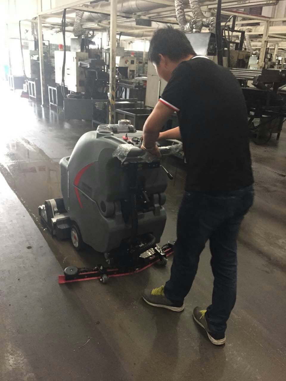 高美發(fā)揚(yáng)工匠精神打造小型駕駛式全自動洗地機(jī)精品