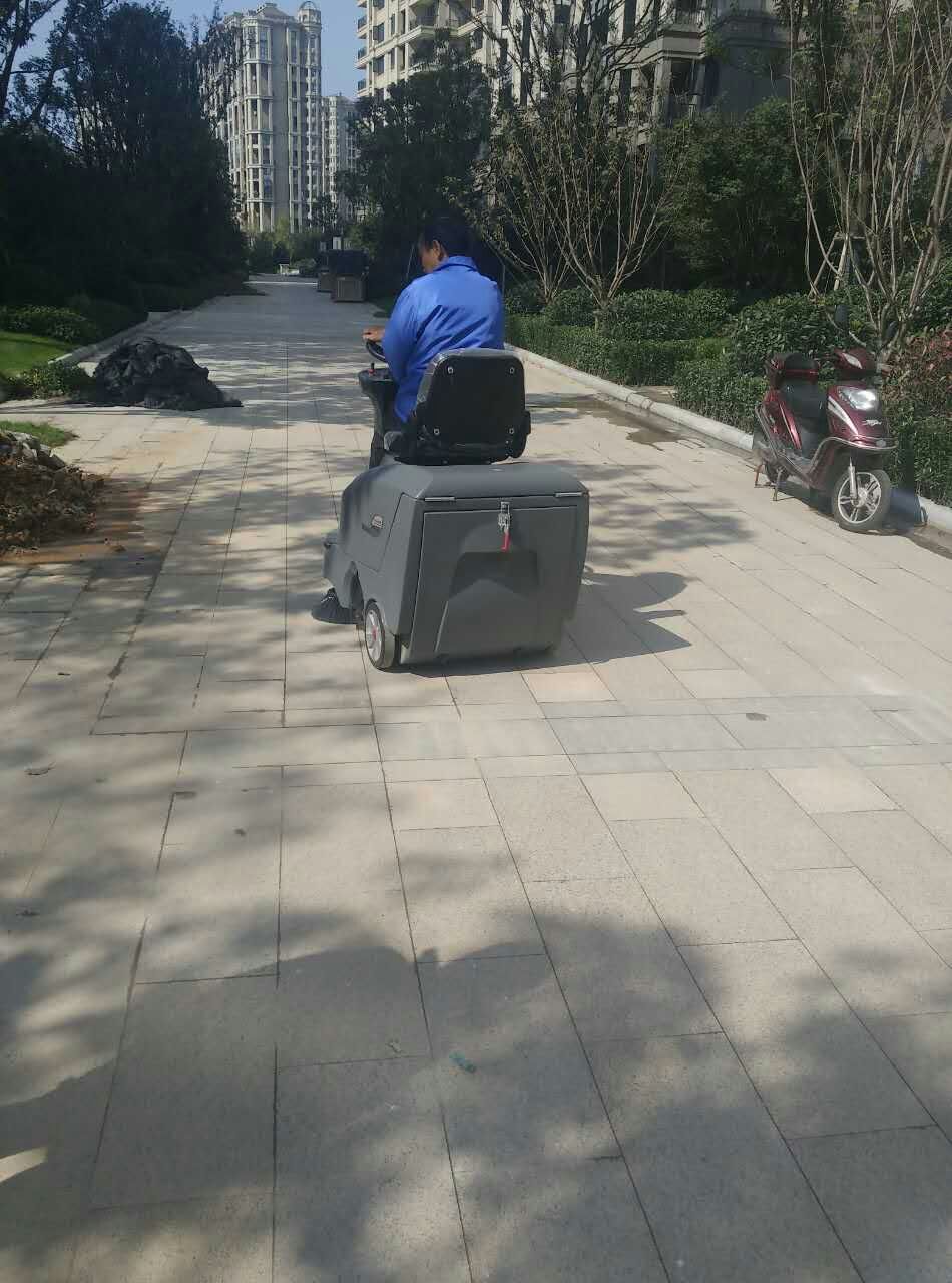 駕駛式掃地機(jī)有哪些優(yōu)勢？駕駛式掃地機(jī)使用有哪些技巧？