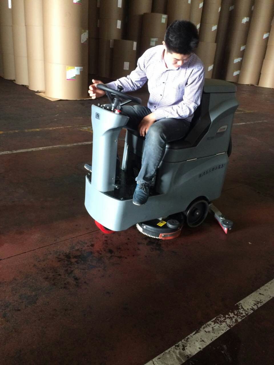 工廠選擇什么價(jià)格的全自動(dòng)洗地機(jī)比較好？