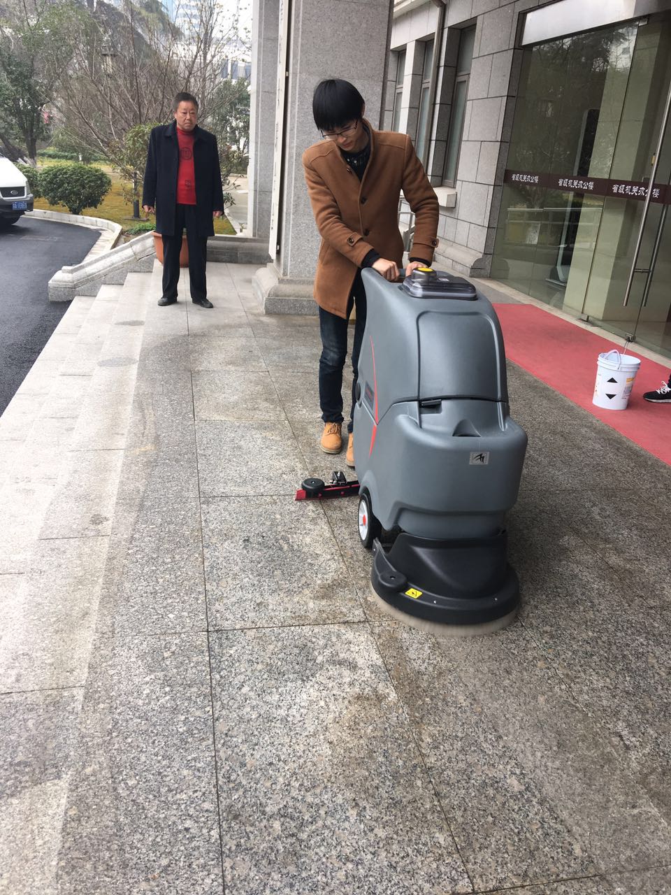 怎樣挑選一款合適的洗地機(jī)？