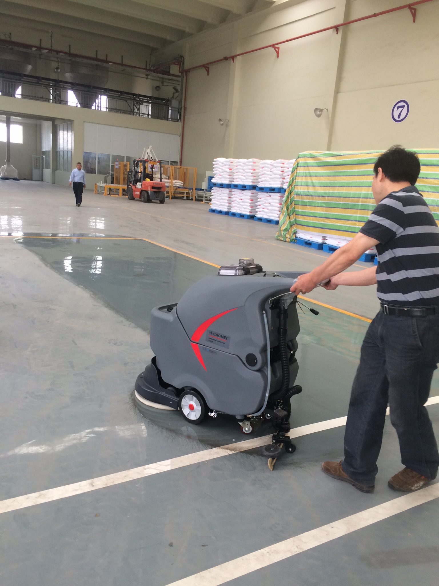 同樣是國產(chǎn)手推式洗地機價格差別怎么會這么大呢？