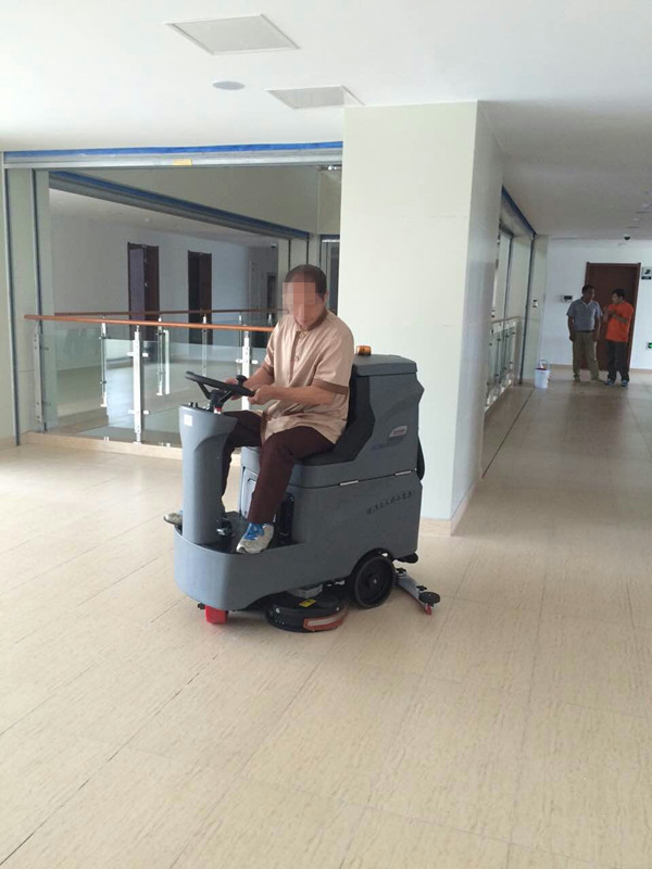 買了駕駛式洗地機不能光用，還得會保養(yǎng)會維修