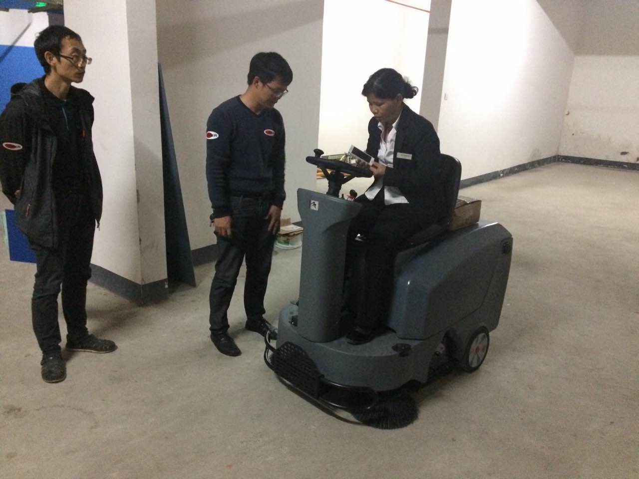 駕駛式掃地機(jī)有哪些優(yōu)勢？駕駛式掃地機(jī)使用有哪些技巧？