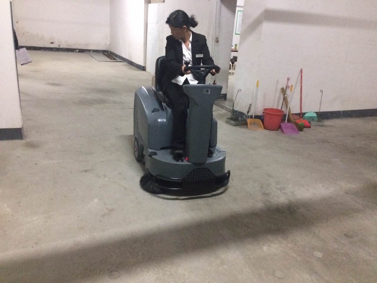 工廠使用駕駛式掃地機(jī)真的省錢嗎？