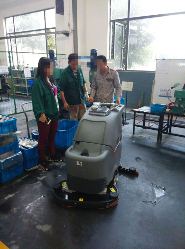 商場，超市選擇什么樣的全自動洗地機(jī)做保潔比較合適?