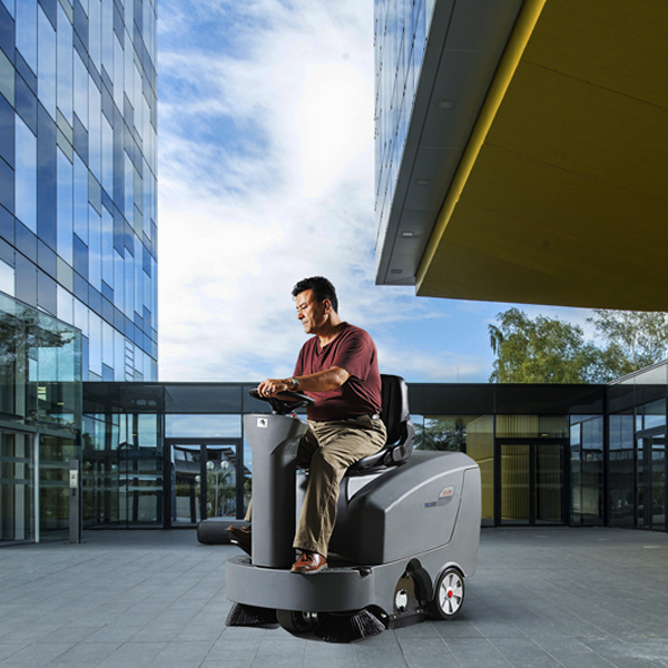 駕駛式掃地機在清掃地面時應該要注意的三大問題！